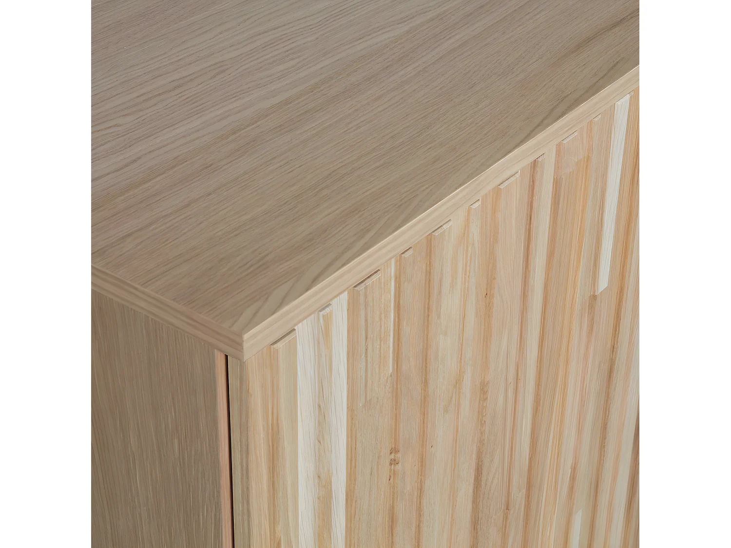 GRAVURE - Commode en bois de chêne naturel