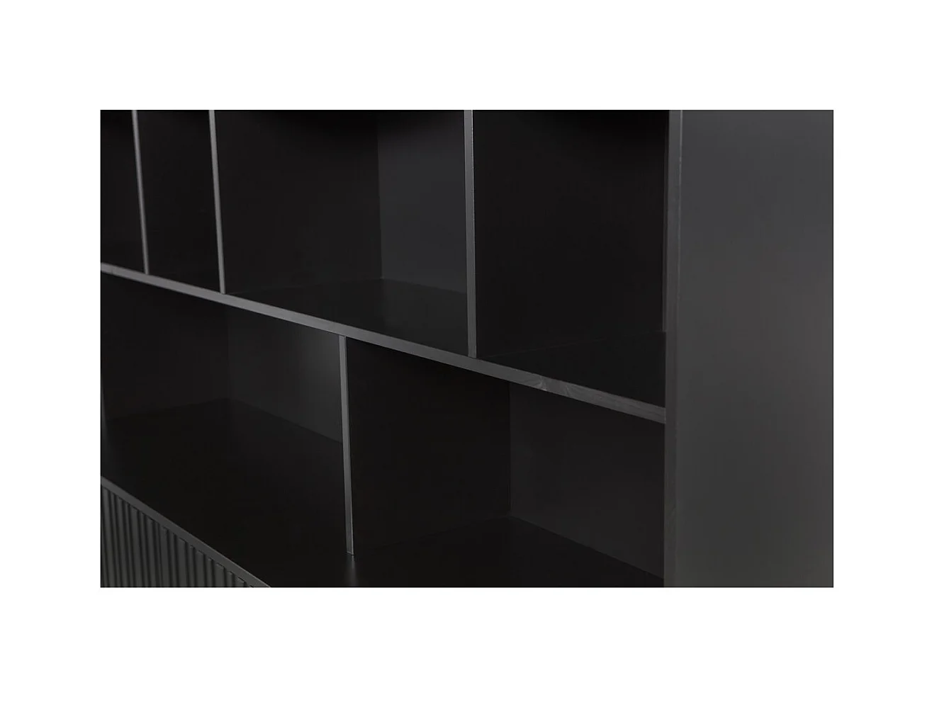 GRAVURE - Geschirrschrank aus Schwarzkiefer