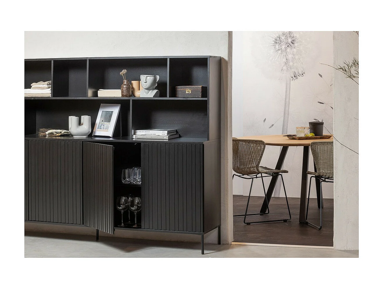 GRAVURE - Geschirrschrank aus Schwarzkiefer