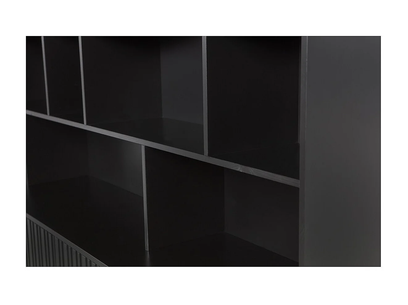 GRAVURE - Geschirrschrank aus Schwarzkiefer