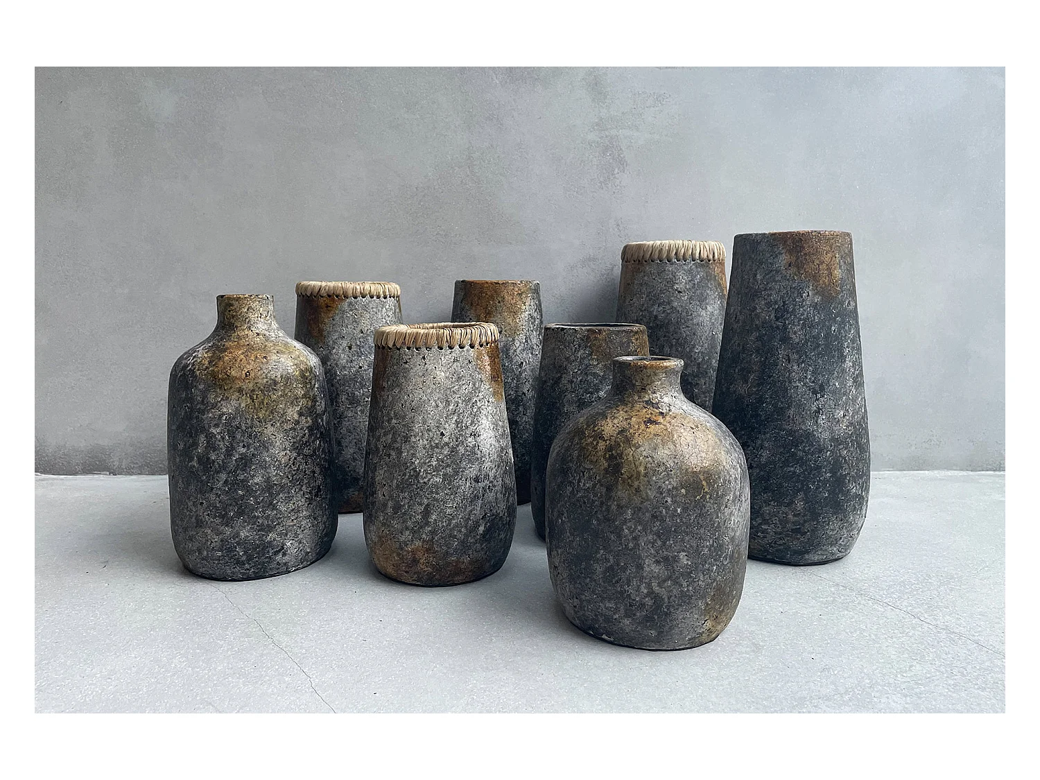 Die gruselige Vase – Antikgrau – M