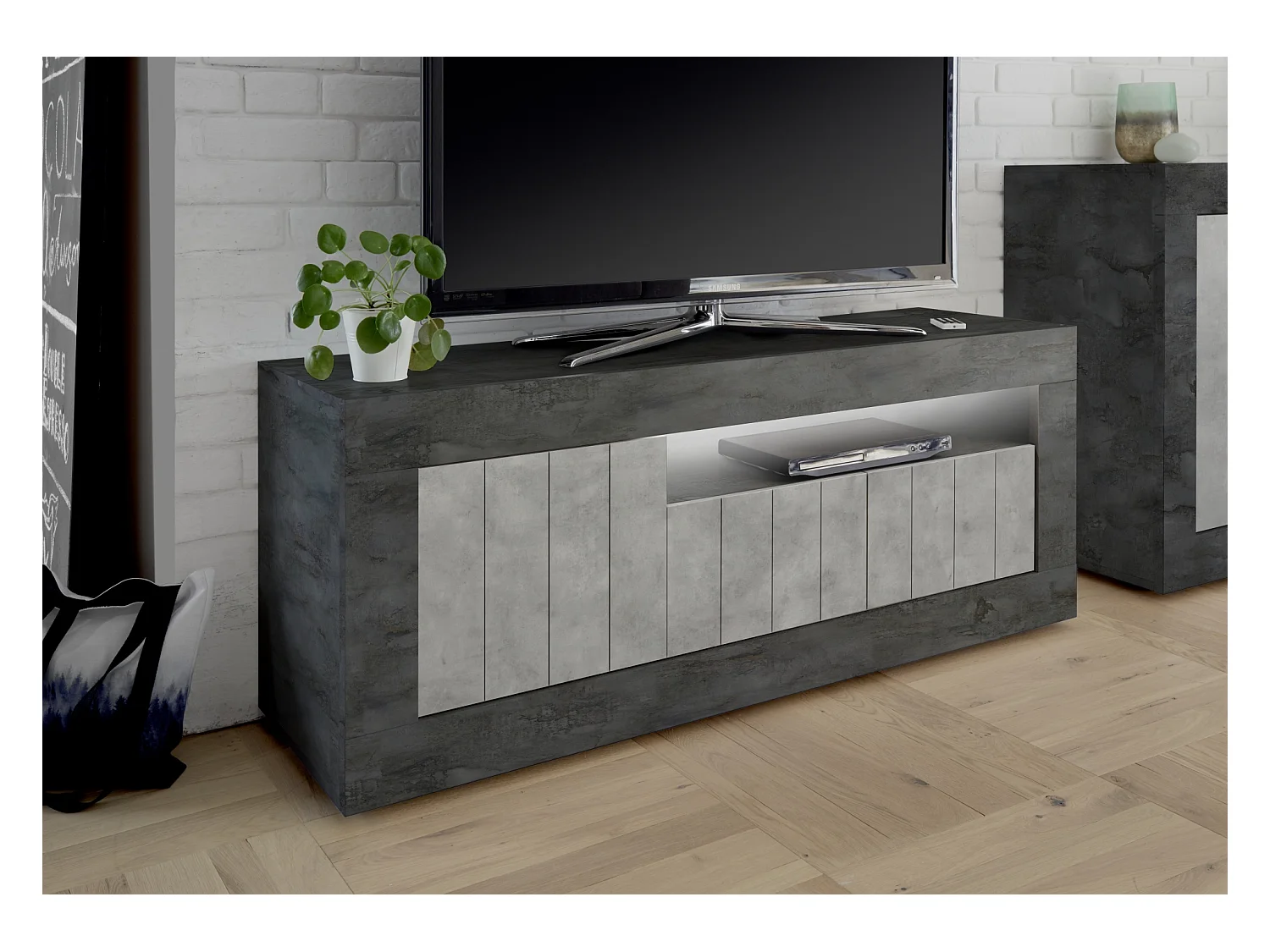 Mobile porta TV compatto con tre ante battenti design moderno 138x56 PTL19 ossido e cemento