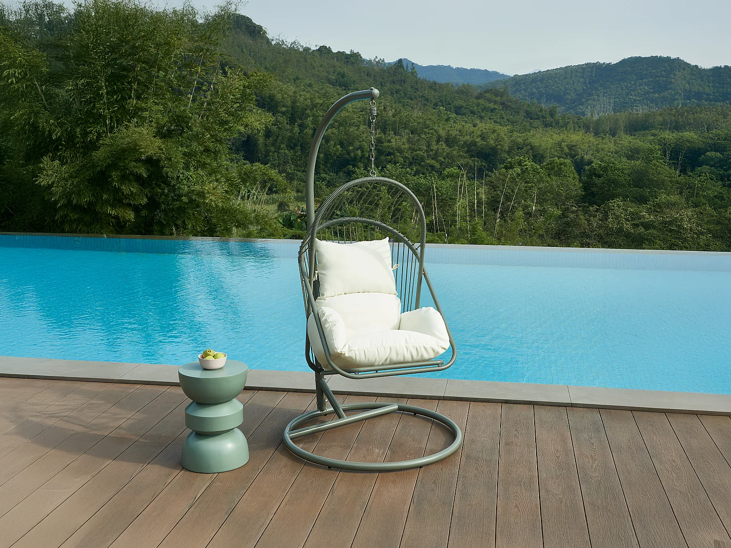 Fauteuil suspendu en résine tressée - Vert avec coussins blancs - LUTUS de MYLIA