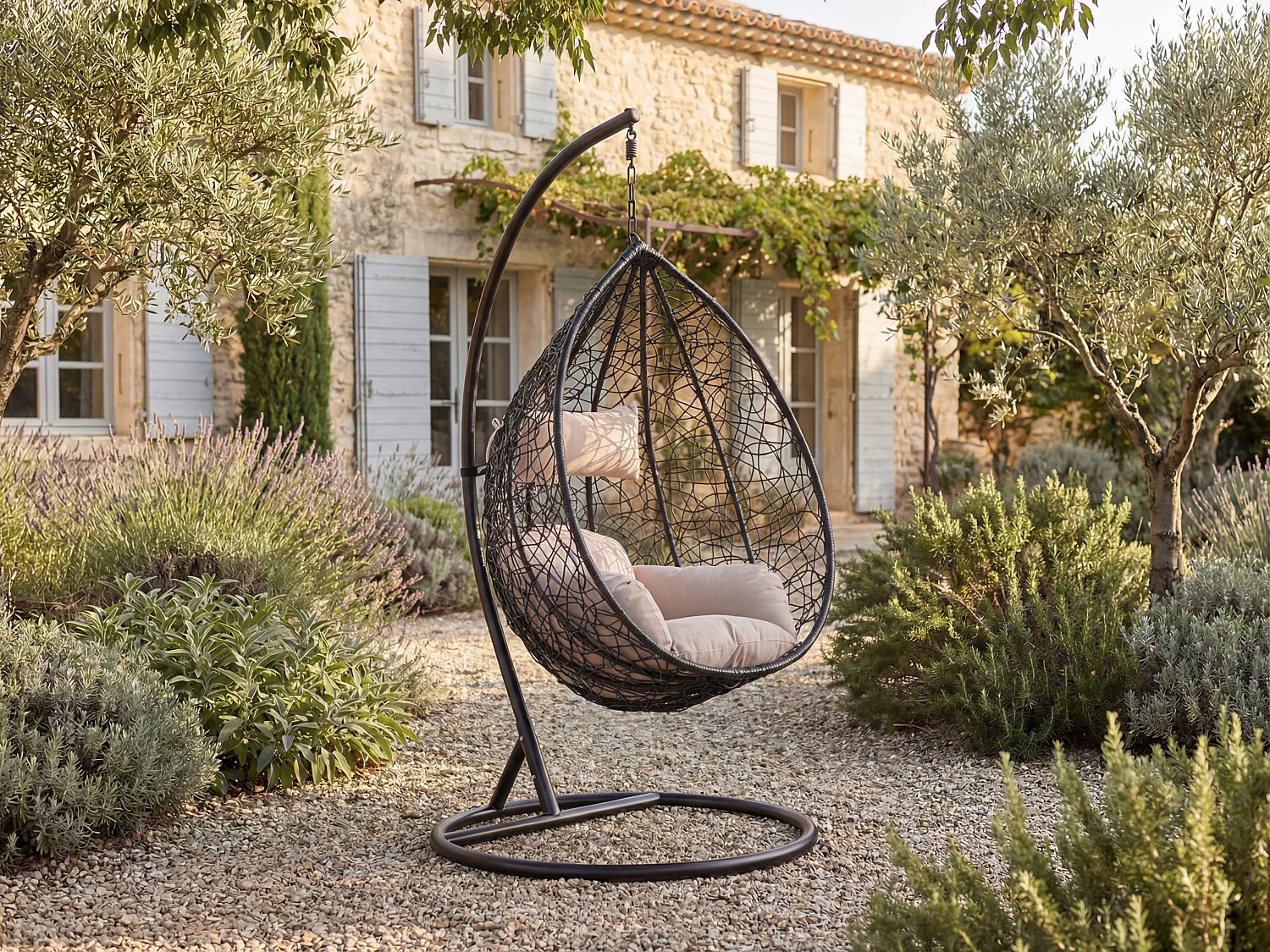 Hengestol i flettet harpiks - Antrasitt - CAMPLI fra MYLIA