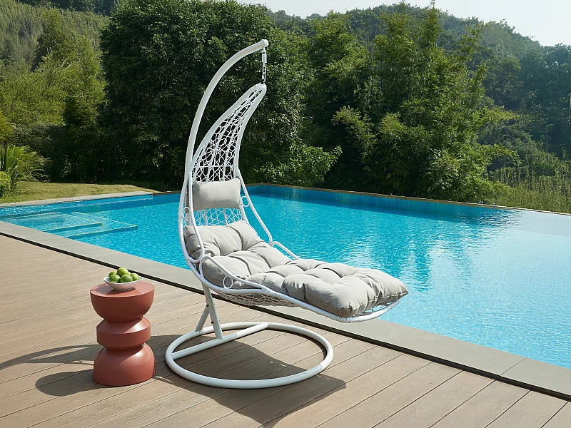 Fauteuil suspendu en résine tressée - Blanc avec coussins gris - LUVA de MYLIA