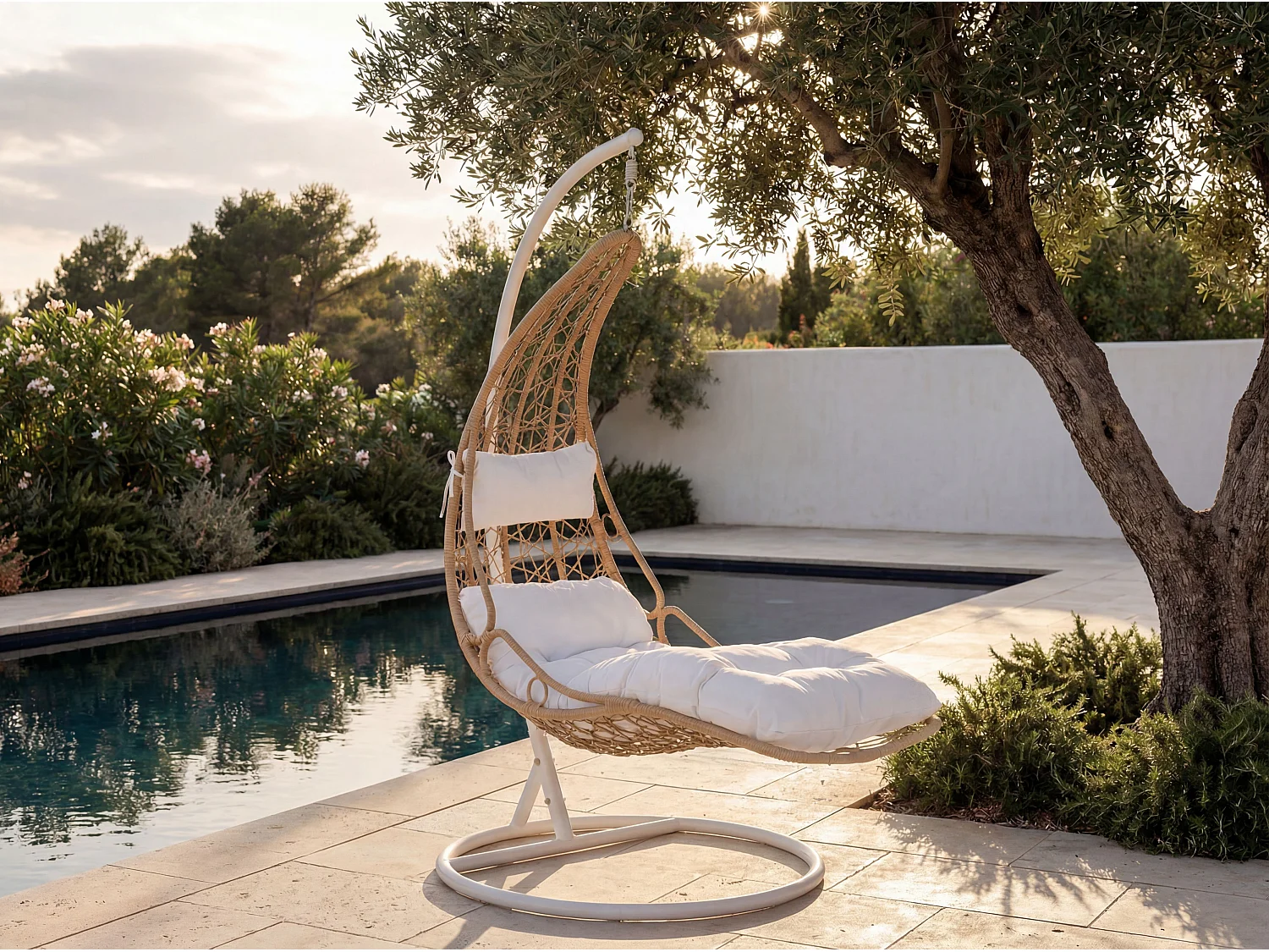 Hängfåtölj i flätad konstrotting - Ljus naturlig med vita kuddar - LUVA från MYLIA