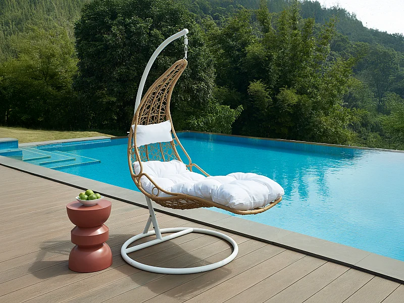 Fauteuil suspendu en résine tressée - Naturel clair avec coussins blancs - LUVA de MYLIA