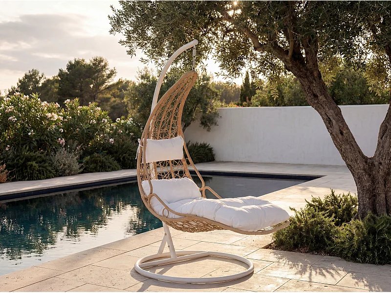 Hangfauteuil van gevlochten hars - Licht natuurlijk met witte kussens - LUVA van MYLIA