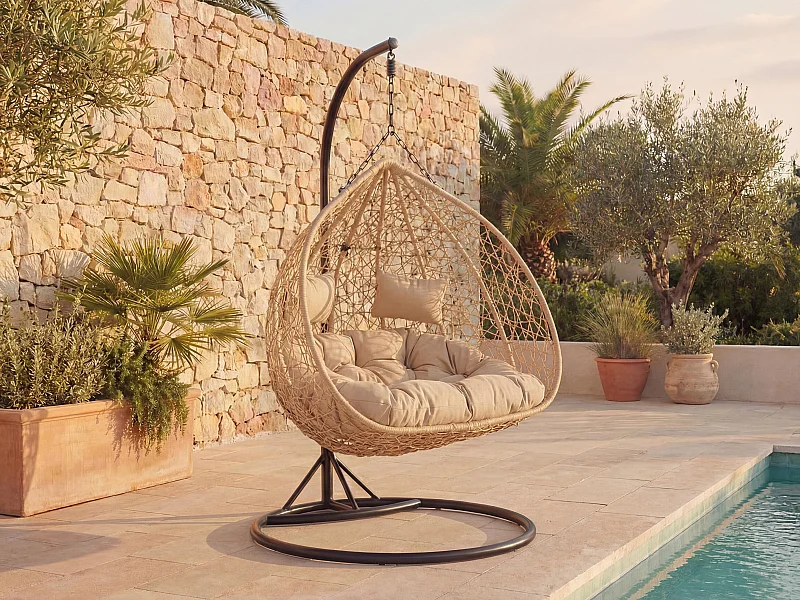 Tweezitshangstoel van gevlochten hars - Licht naturel met beige kussens - CAYAMBE van MYLIA