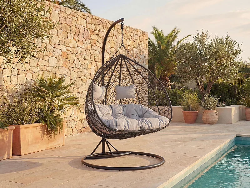 Tweezits hangstoel van gevlochten kunsthars - Zwart met grijze kussens - CAYAMBE van MYLIA