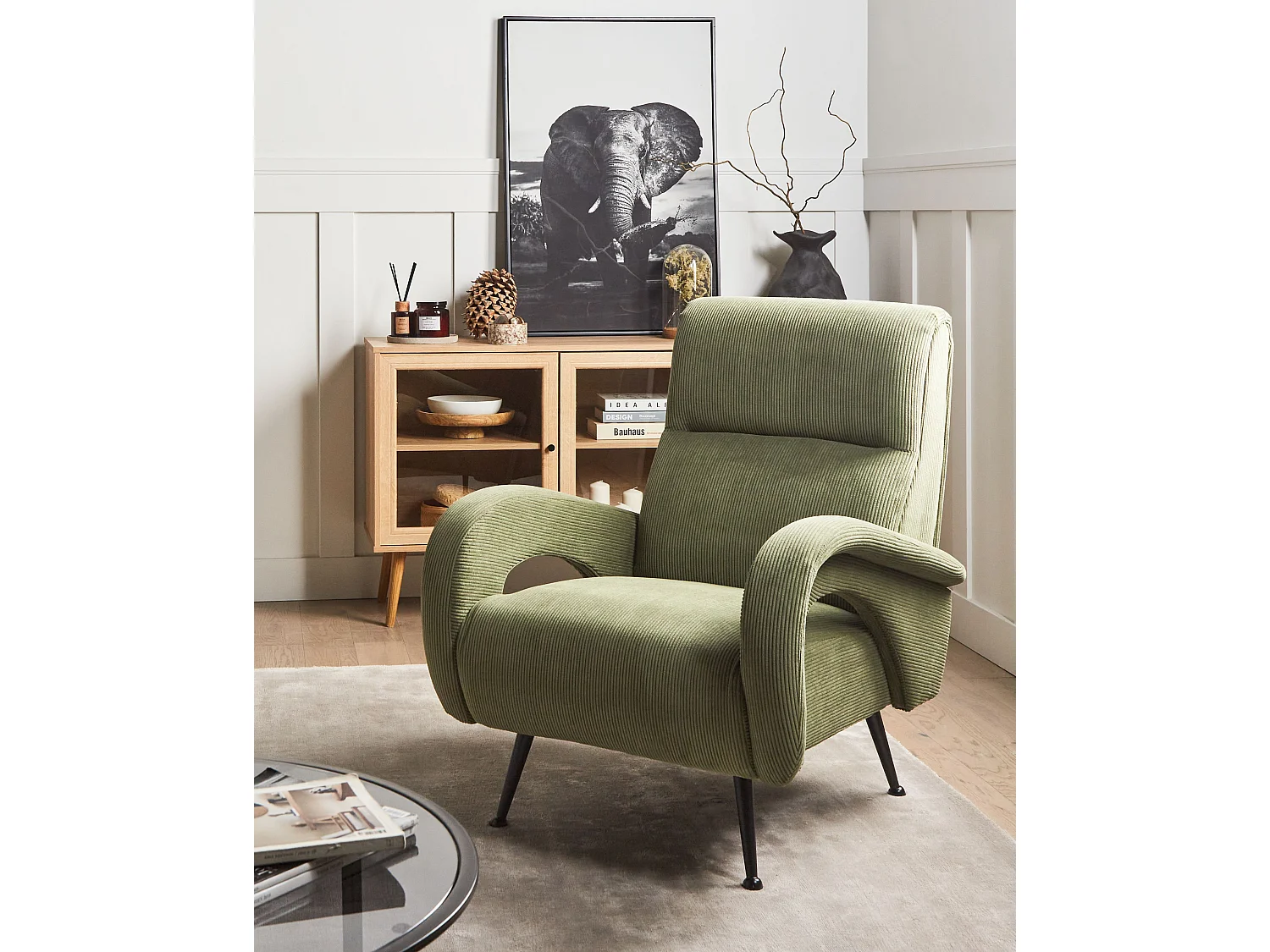 Sessel aus Cord grün mit schwarzen Beinen Retro Stil Svalov