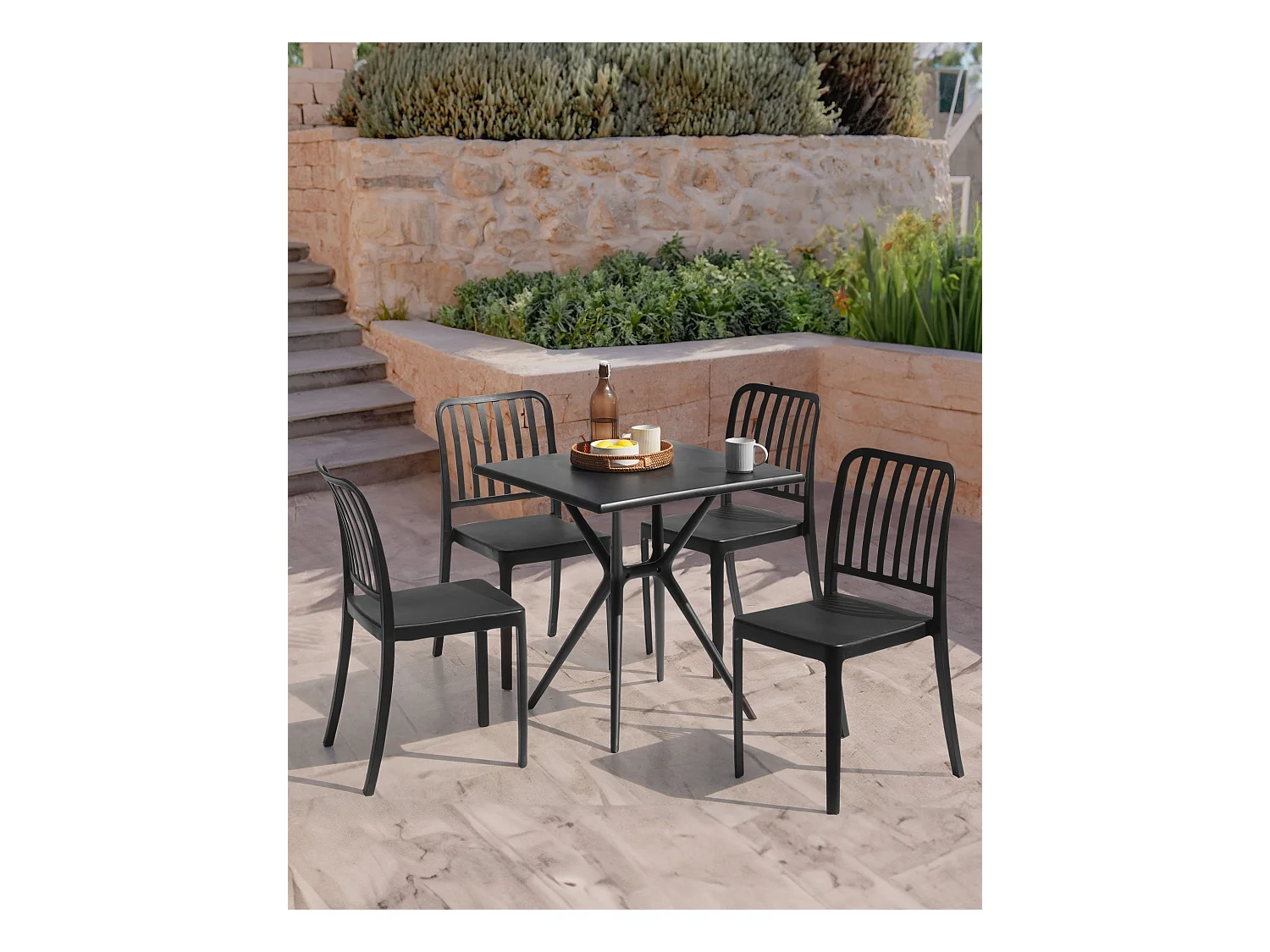 Gartenstühle im 4er Set schwarz aus Kunststoff für Innen- und Außenbereich Sersale