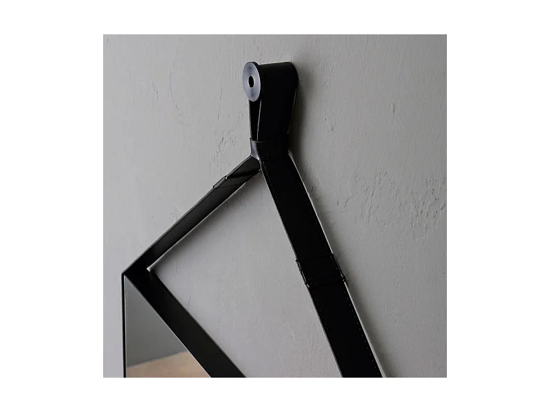 Specchio rettangolare design "Hillsboro" cornice con laccio in pelle nera cm 70x50