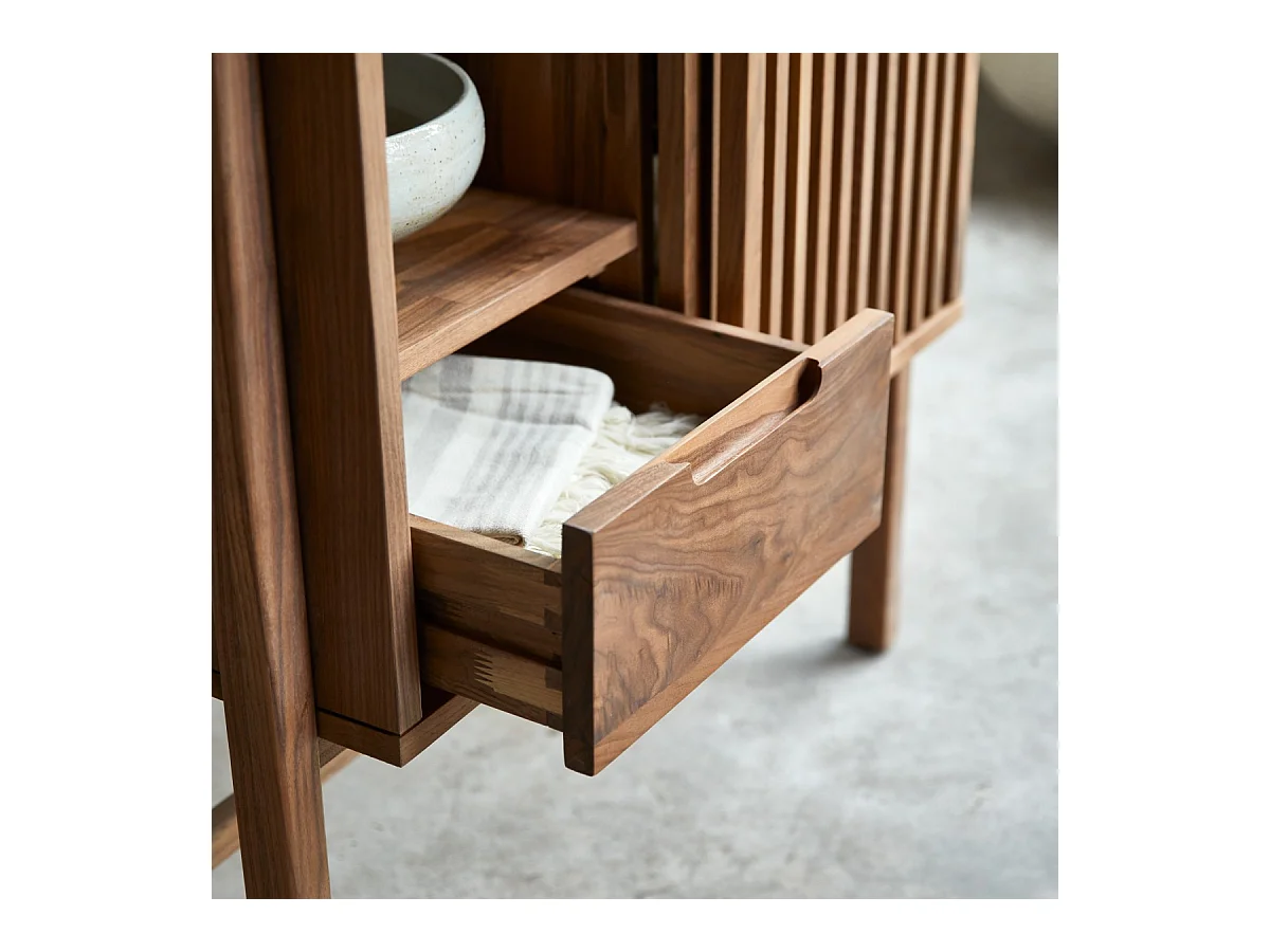 Anrichte Isaure aus massivem Nussbaumholz und Premium-Terrazzo 80 cm