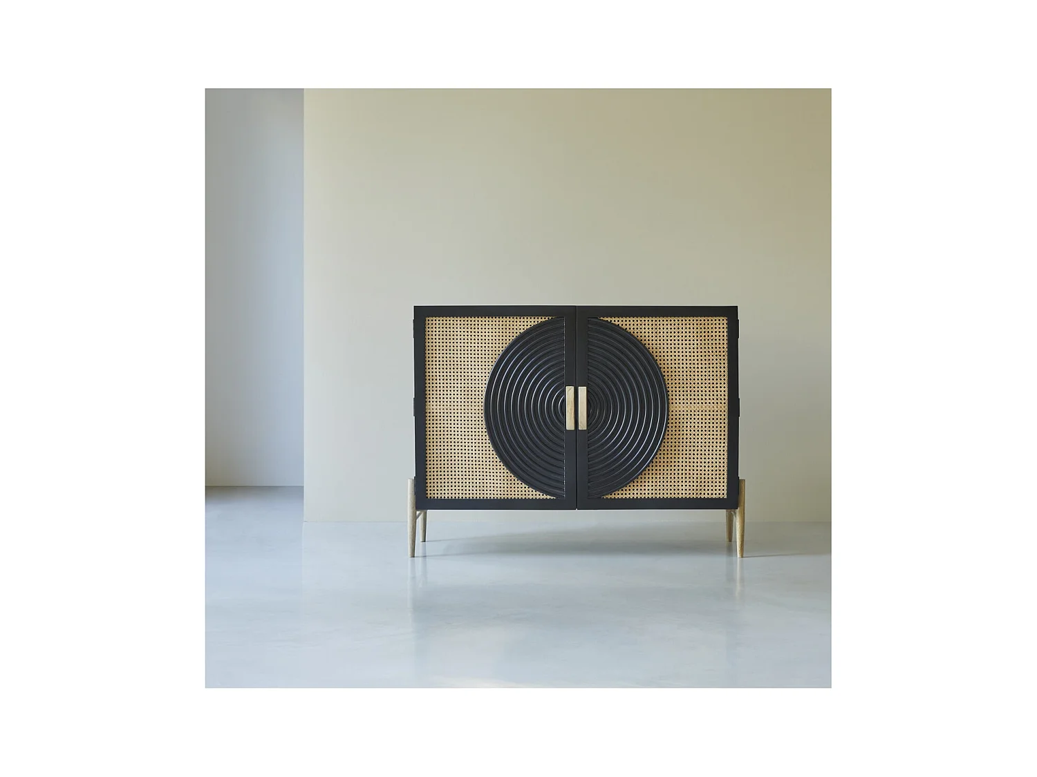 Anrichte aus massivem Mangoholz schwarz und Rattan Sina 115 cm