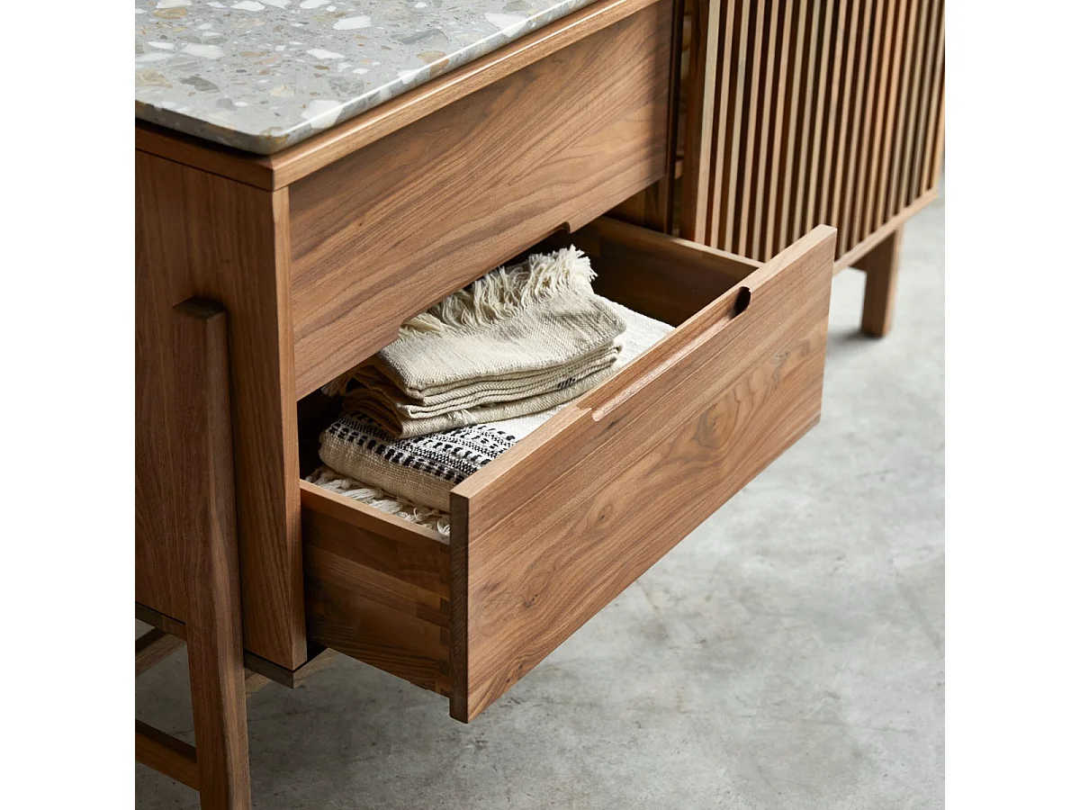 Buffet Isaure en bois de noyer massif et terrazzo premium 140 cm