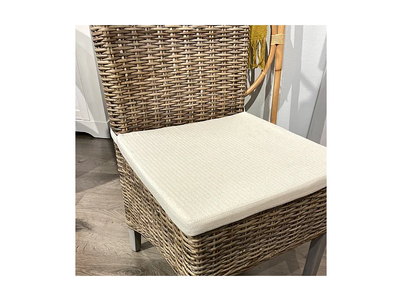 Chaise en kubu naturel tressé et pieds bois gris clair – BORA BORA 2