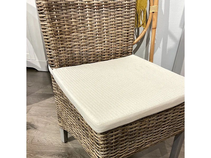 Chaise en kubu naturel tressé et pieds bois gris clair – BORA BORA 2