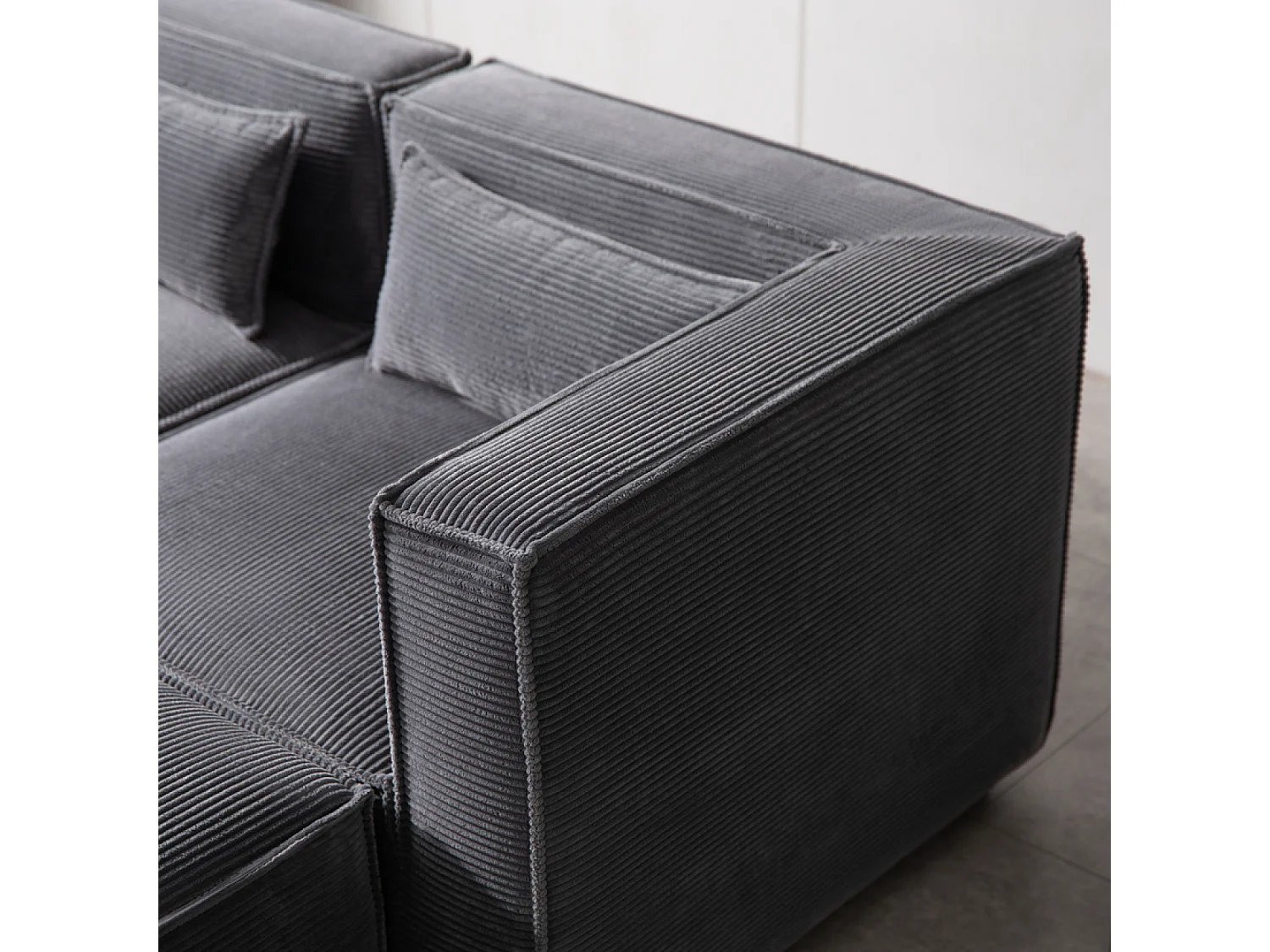 Sofá Modular de 3 Lugares em Veludo Cotelê Cinza com Pufe - Confortável e Flexível