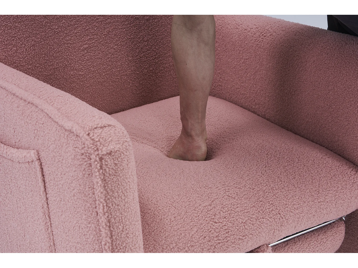 Cadeira de balanço de tecido Teddy rosa, cadeira de balanço com apoio para os pés retrátil, pernas de madeira