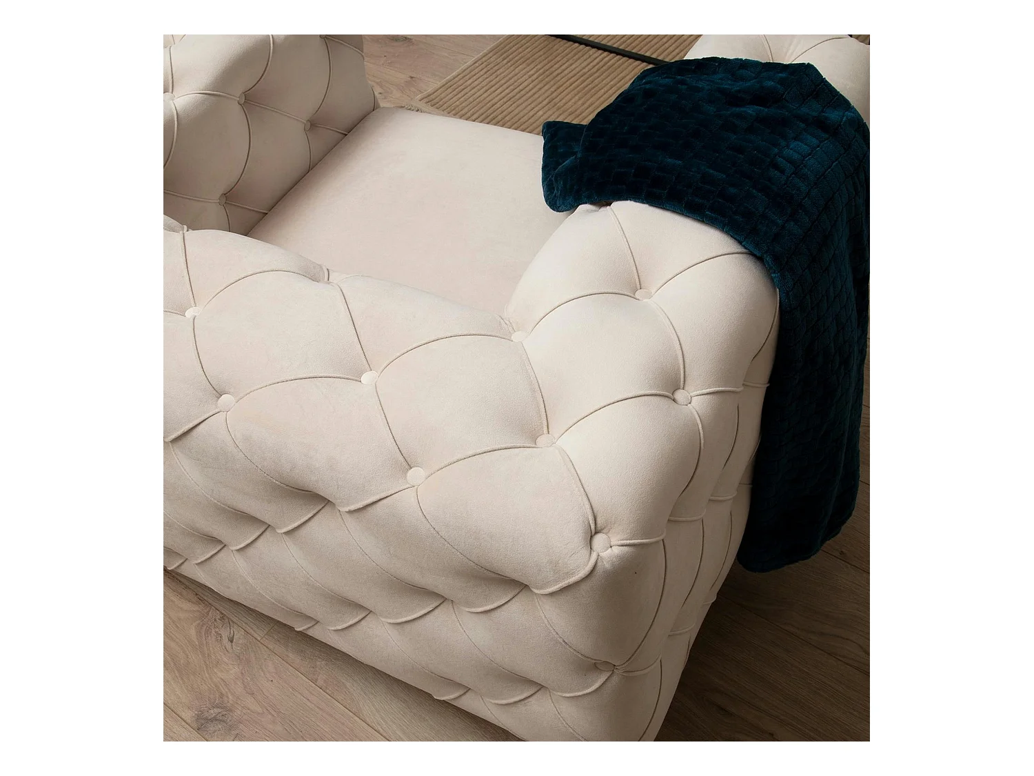 Fauteuil écru en velours capitonné DOVER