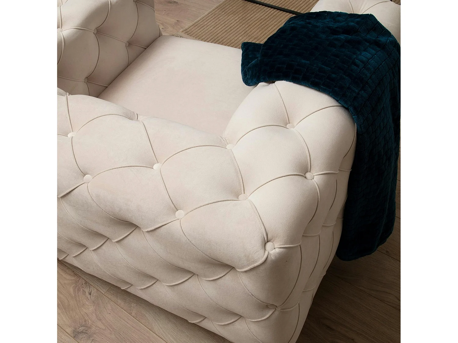 Fauteuil écru en velours capitonné DOVER