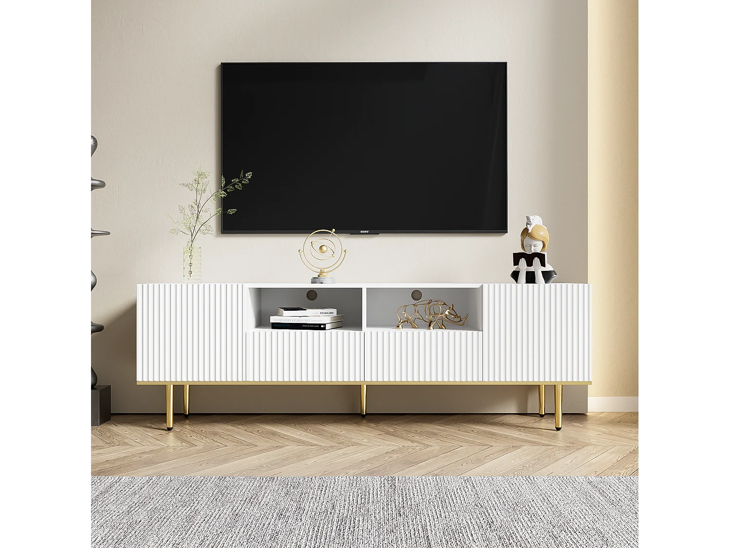 Móvel TV com 2 portas, 2 gavetas e 2 nichos, corpo ranhurado na cor branca com detalhes dourados - 165x36x55cm