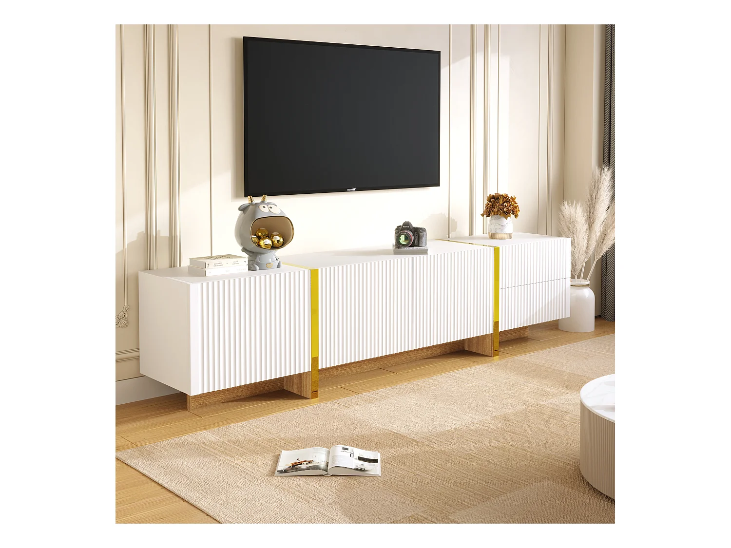 Meuble TV avec 3 portes et  2 tiroirs, corps Rainuré en blanc avec des accents dorés - 190x35x45cm