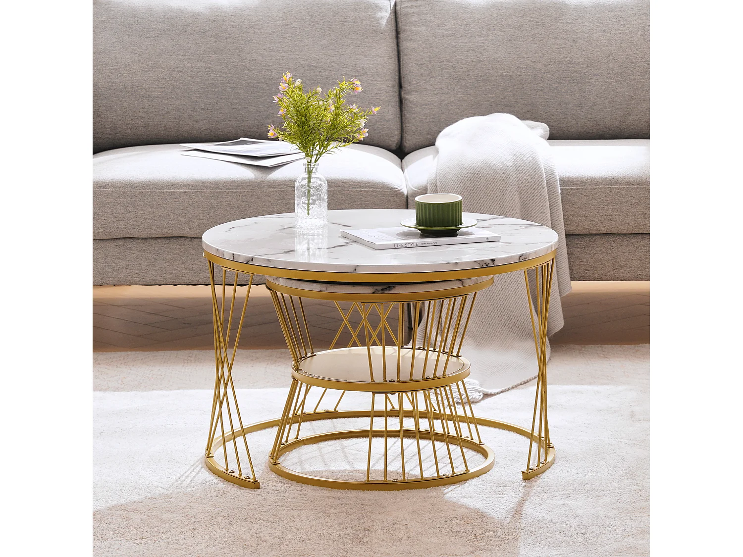 Set di 2 tavolini da caffè - Tavolino rotondo impilabile - Struttura in metallo dorato - Adesivo effetto marmo