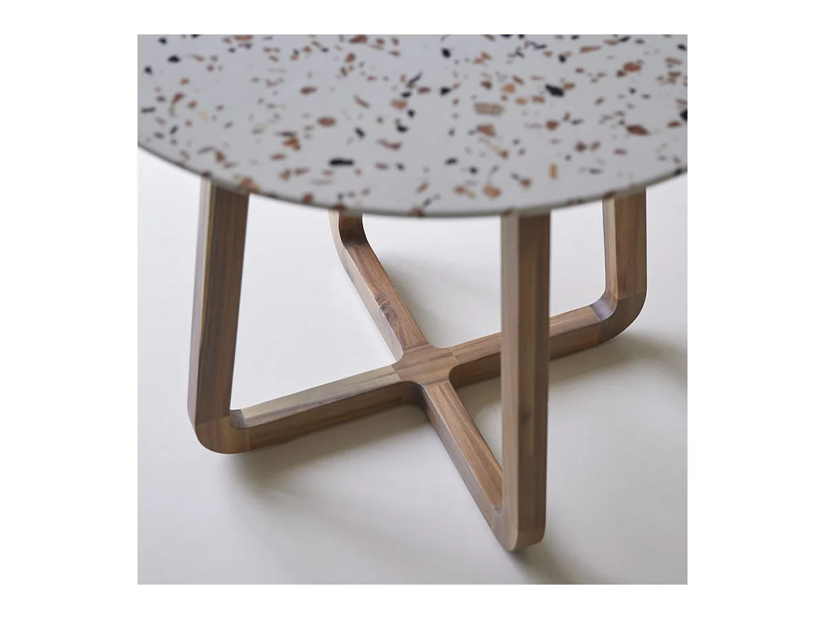 Runder Tisch Elio brown aus Premium-Terrazzo und massivem Akazienholz, 90 cm