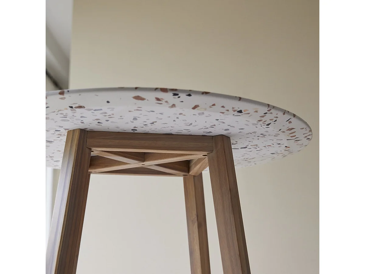 Runder Tisch Elio brown aus Premium-Terrazzo und massivem Akazienholz, 90 cm