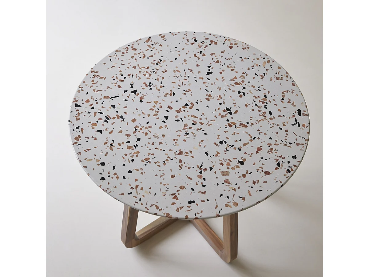 Runder Tisch Elio brown aus Premium-Terrazzo und massivem Akazienholz, 90 cm