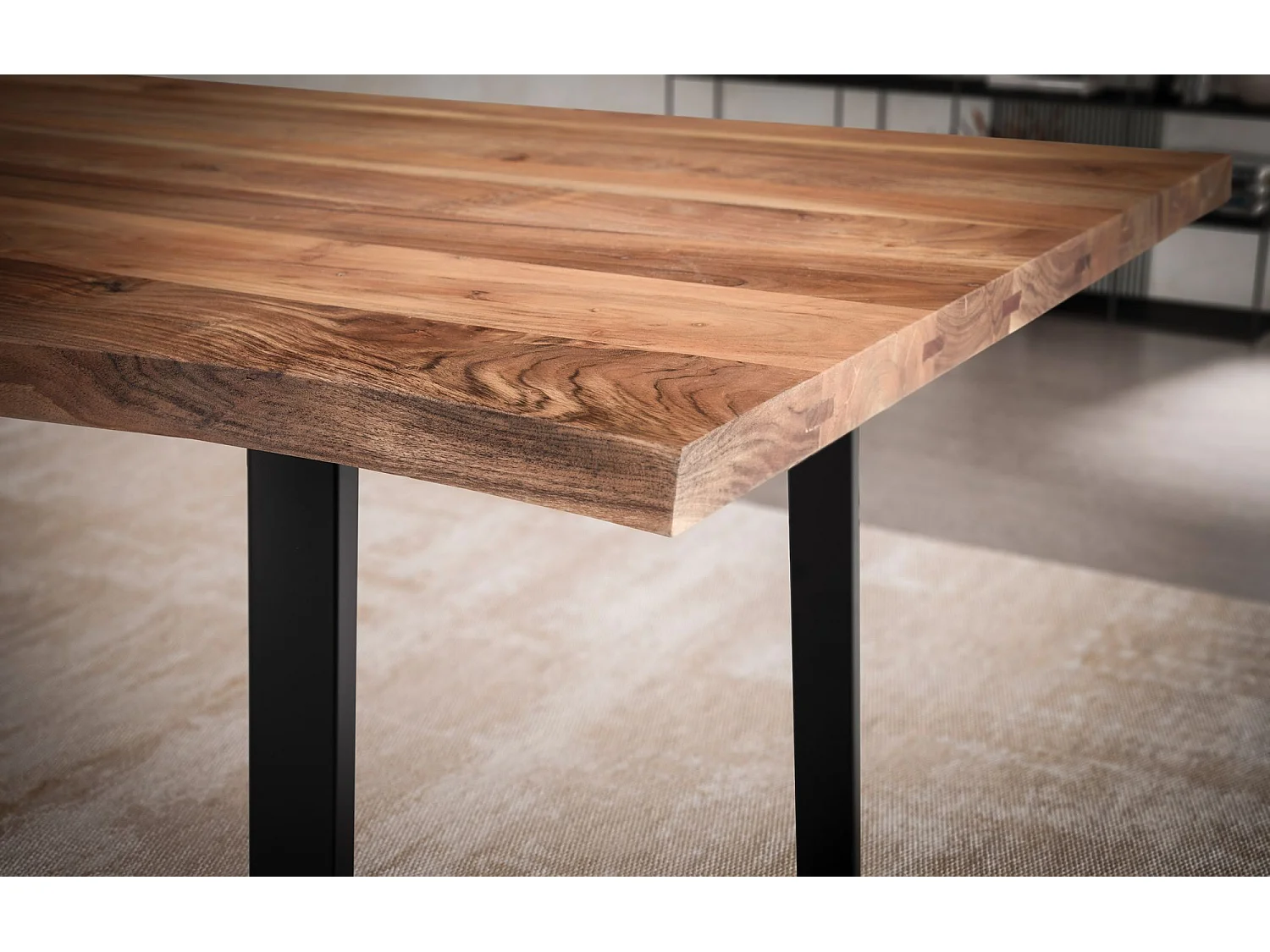 eettafel 140x80x76 cm acacia massief hout / metaal eettafel boomrand, massieve keukentafel met trapeziumpoten in zwart, houten tafel eettafel eetkamer rechthoekig