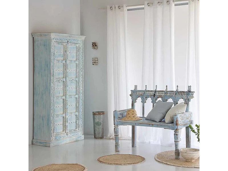 Roupeiro em madeira trabalhada com acabamento em azul, 95x45x194h cm