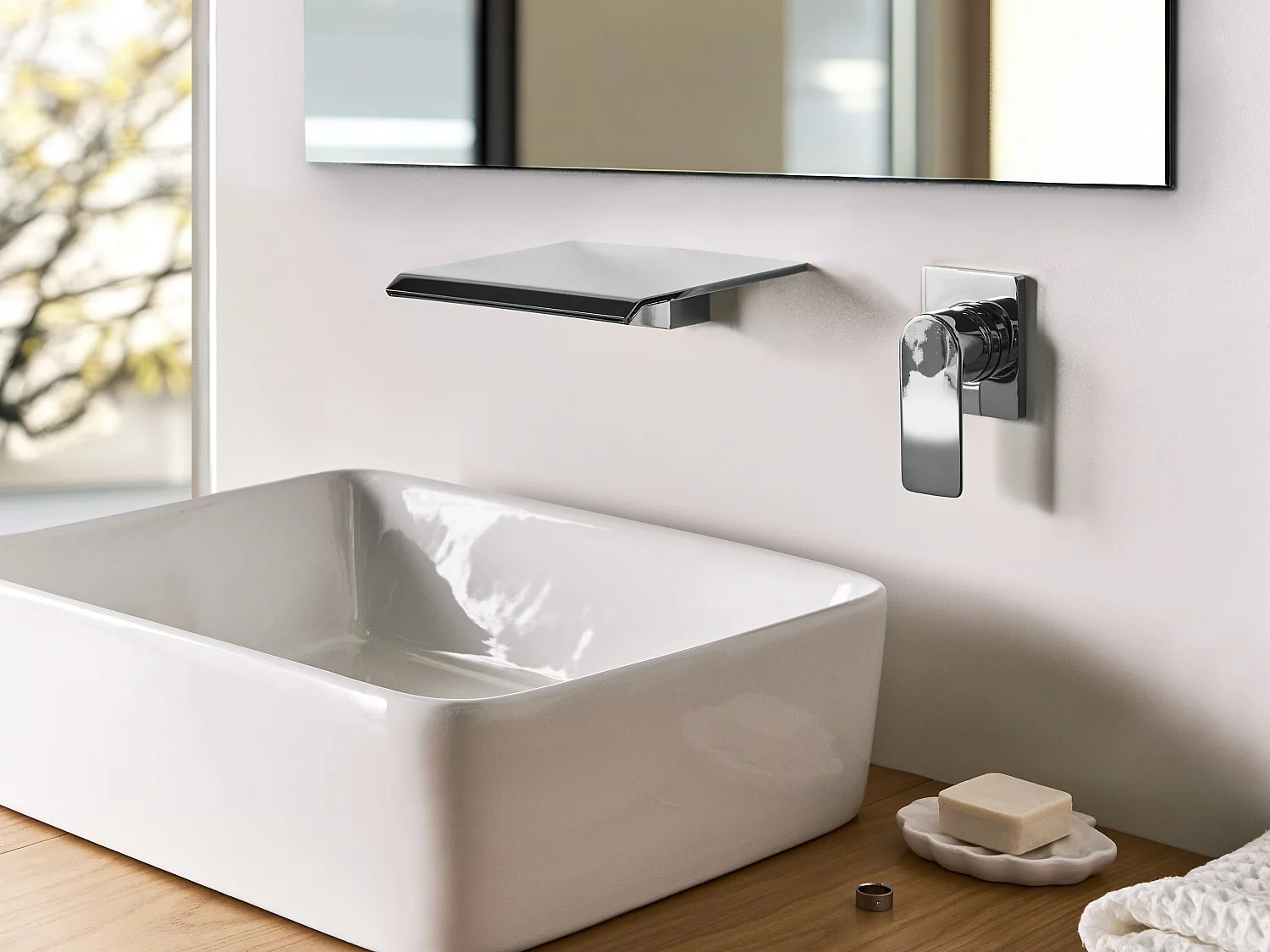 Robinet de lavabo mural APONWAO Argenté
