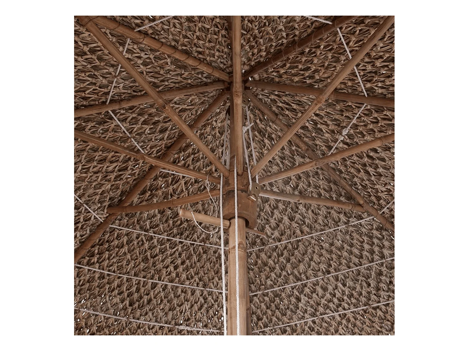 Parasol de bambú con techo de hojas de banano