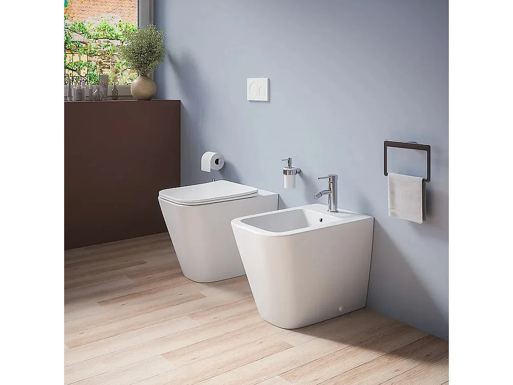 Sanitari bagno Bidet e Vaso WC a terra filomuro RIMLESS in ceramica con sedile coprivaso softclose CUBE