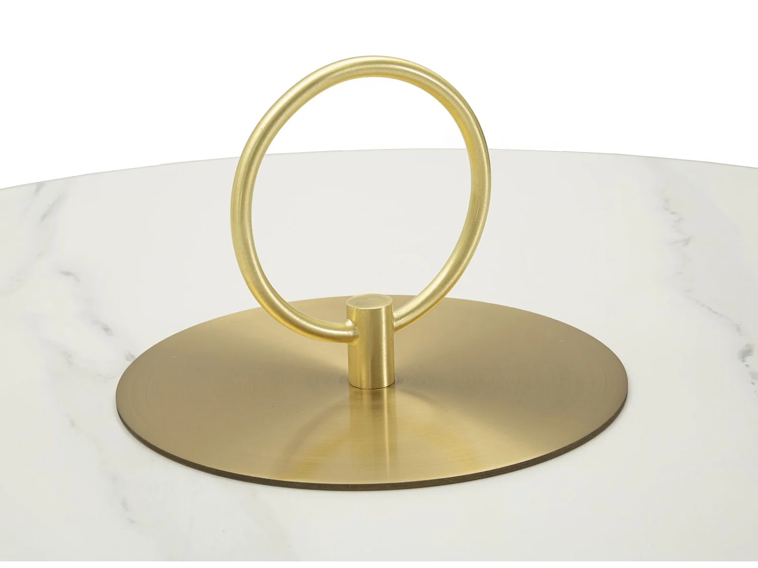 Crèmekleurige salontafel van imitatieleer met marmeren blad, ø 60x54 cm