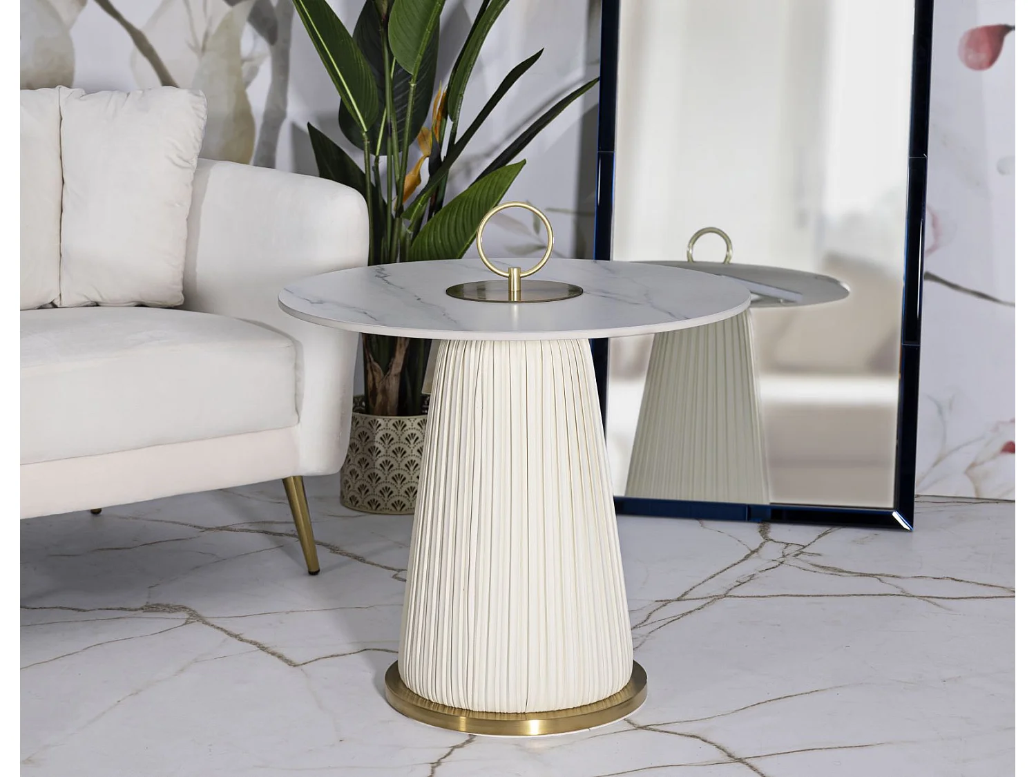 Crèmekleurige salontafel van imitatieleer met marmeren blad, ø 60x54 cm