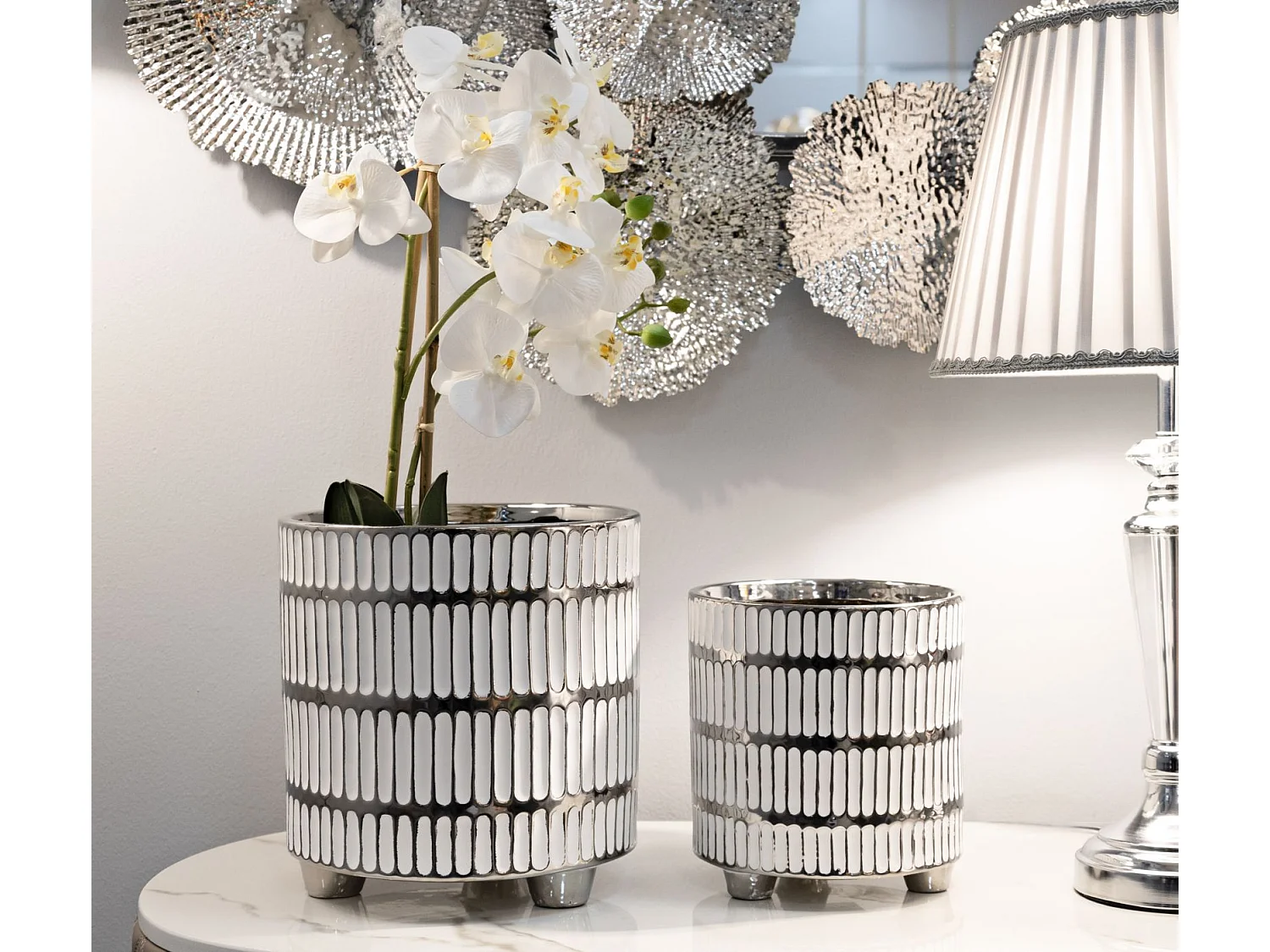 Set de 2 jarrones de cerámica blanca con decoraciones en plata Ray