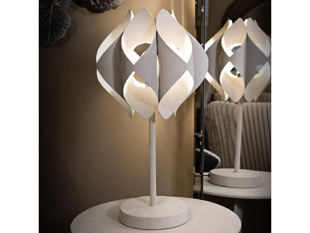 Tischlampe aus Eisen im modernen Design Space