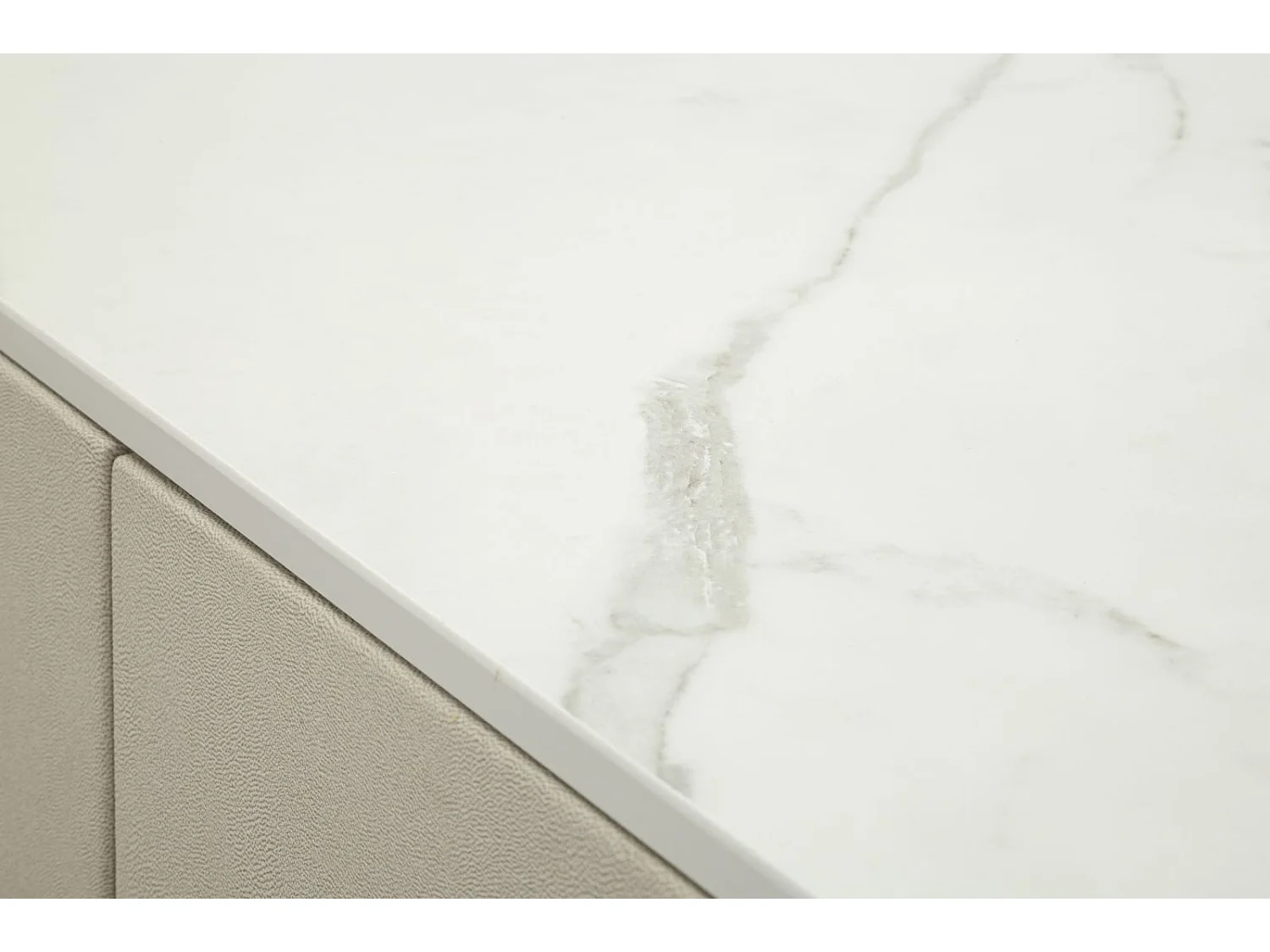 Mobile in tessuto beige e metallo dorato cm 140x45x76