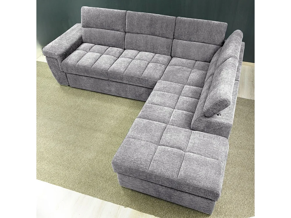 Divano letto angolare reversibile Amalfi con 5 poggiatesta regolabili e pouf in tessuto grigio chiaro