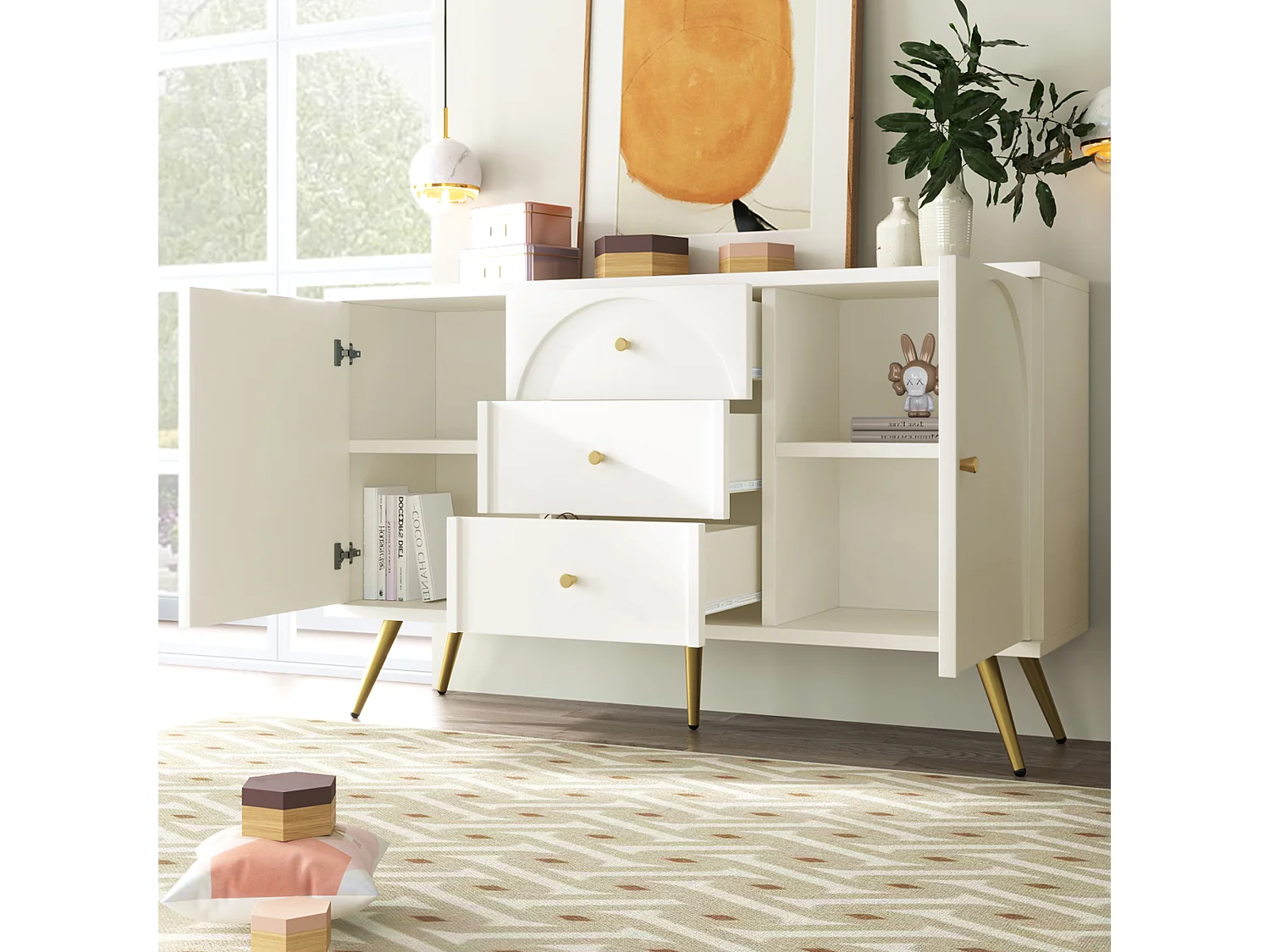 Aparador 140x40x84cm com 3 gavetas e 2 portas, pés e puxadores dourados, corpo creme