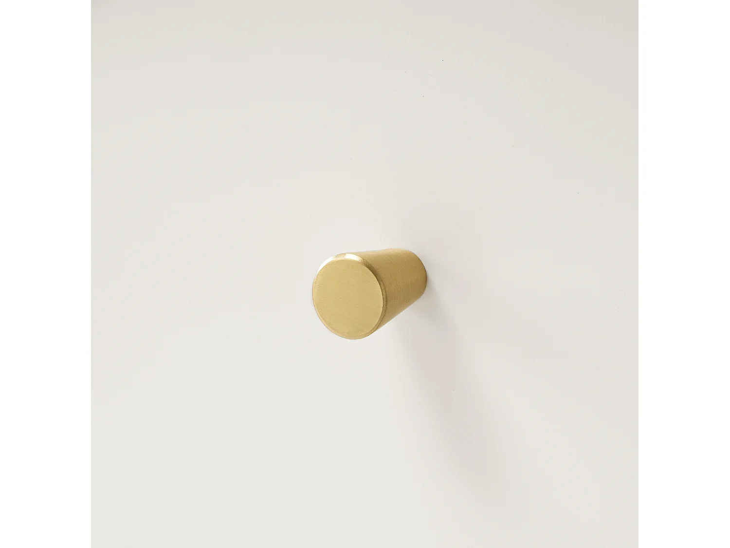 Aparador 140x40x84cm com 3 gavetas e 2 portas, pés e puxadores dourados, corpo creme