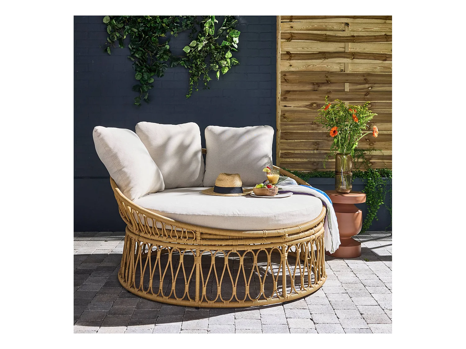 Bain de soleil. lit de jour. lounge extérieur rond acier et imitation rotin naturel et beige 2 places