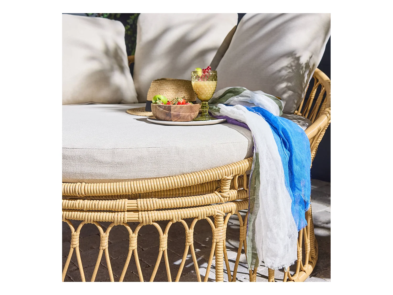 Bain de soleil. lit de jour. lounge extérieur rond acier et imitation rotin naturel et beige 2 places