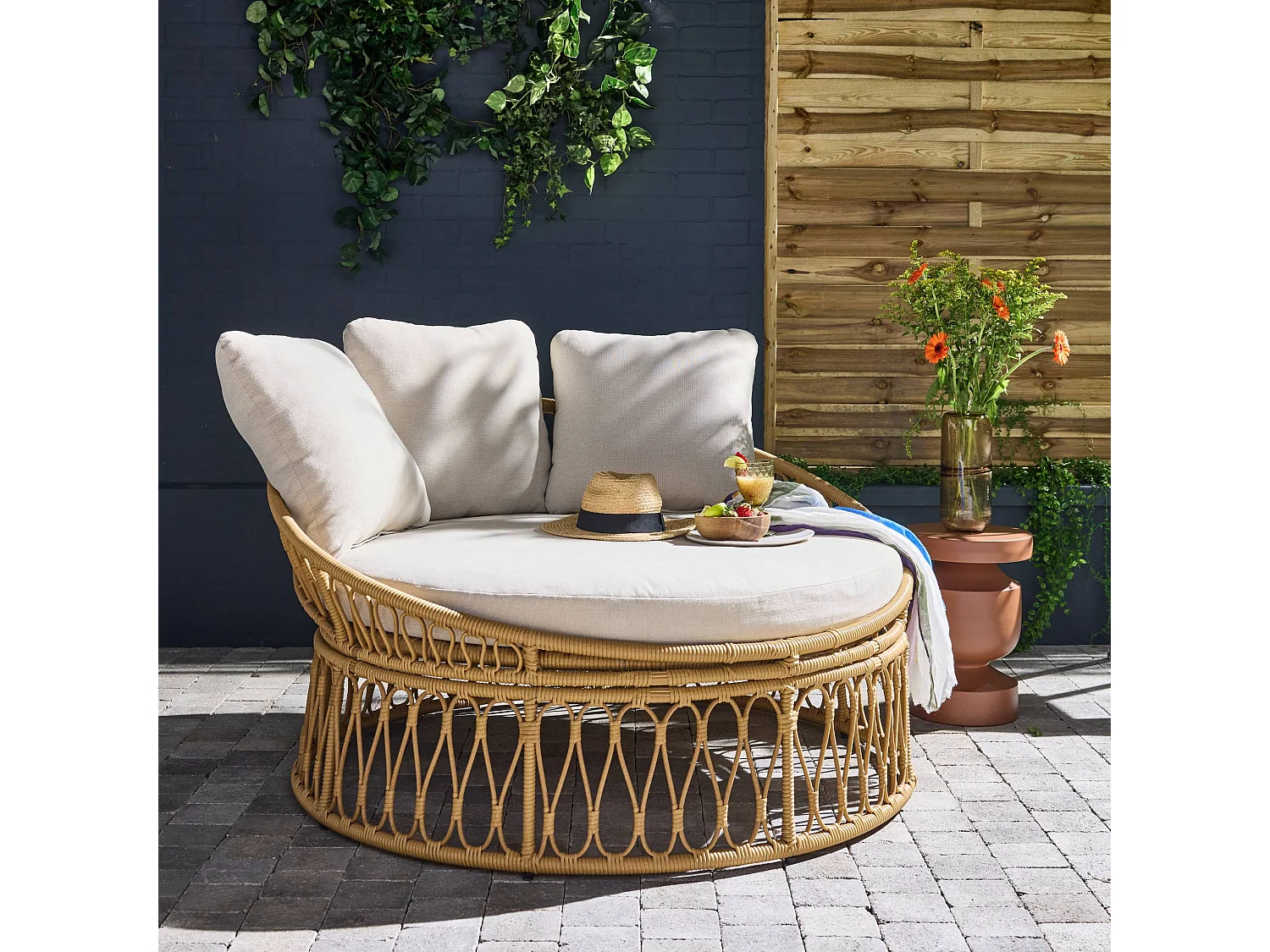 Bain de soleil. lit de jour. lounge extérieur rond acier et imitation rotin naturel et beige 2 places