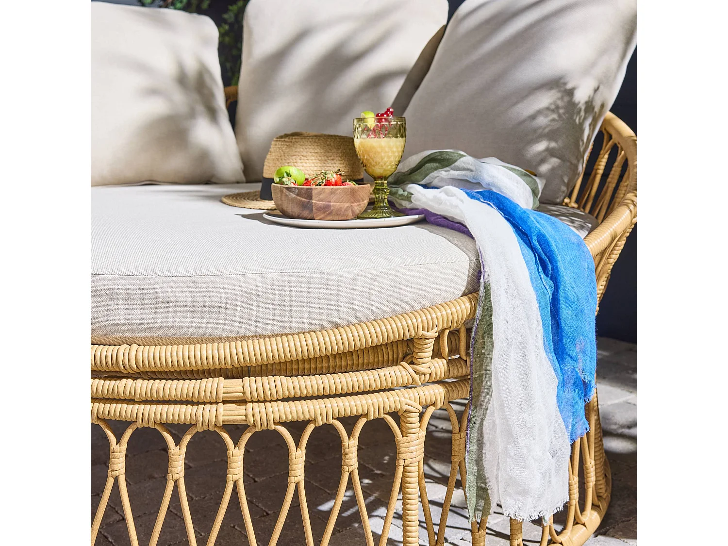 Bain de soleil. lit de jour. lounge extérieur rond acier et imitation rotin naturel et beige 2 places