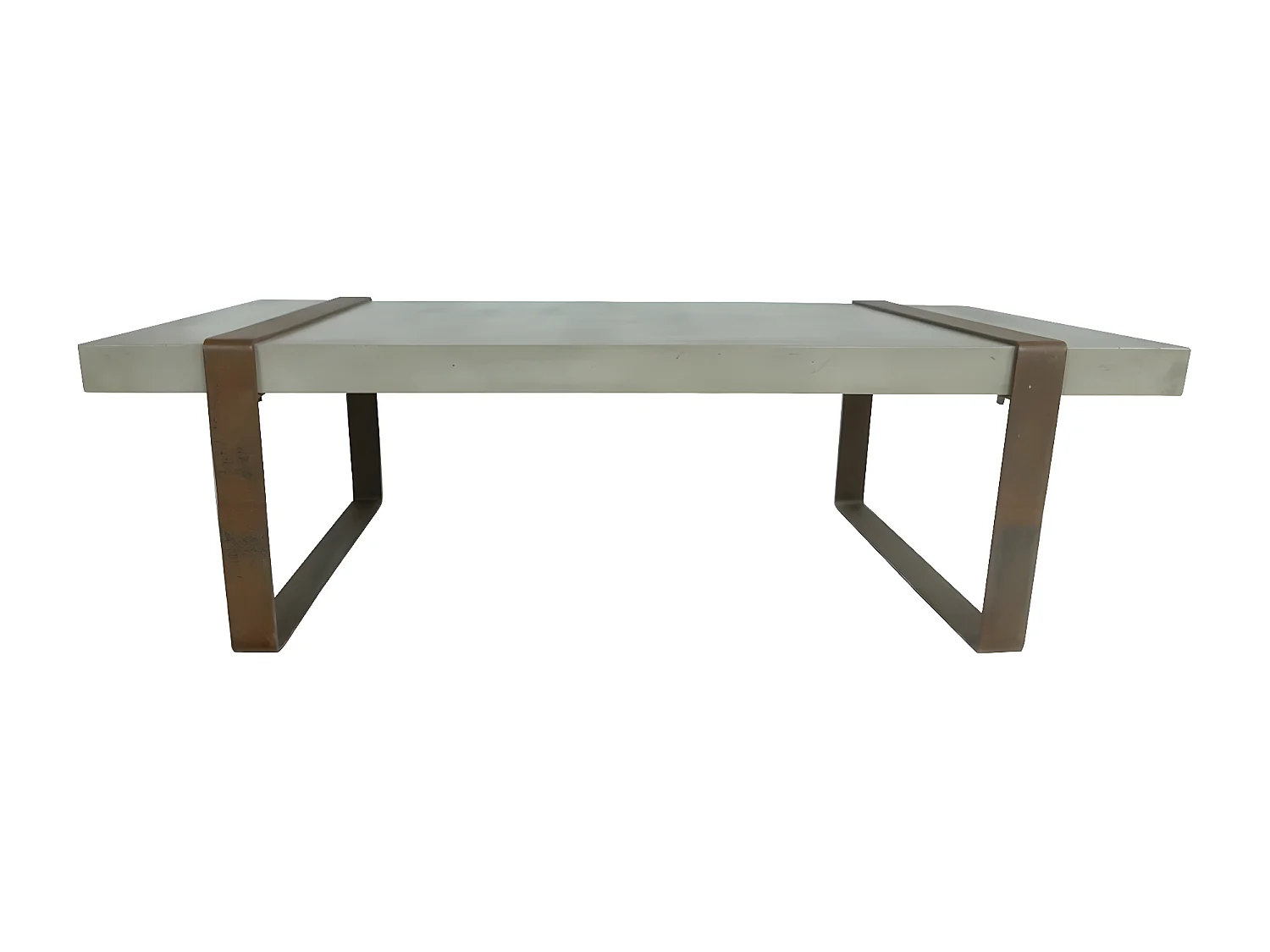 Table basse en béton et acier rouillé